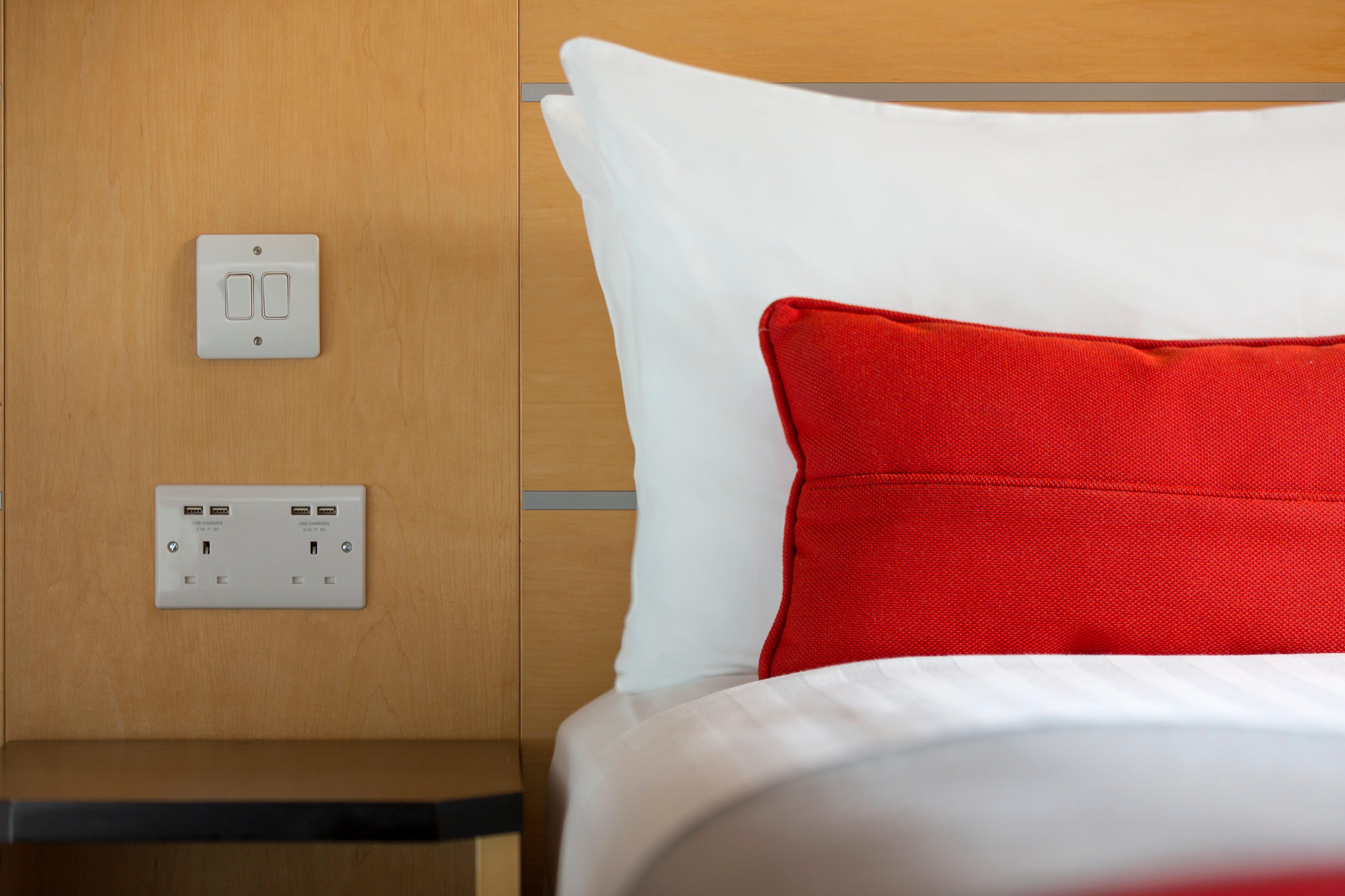 Holiday Inn Express Park Royal By Ihg London Exterior photo