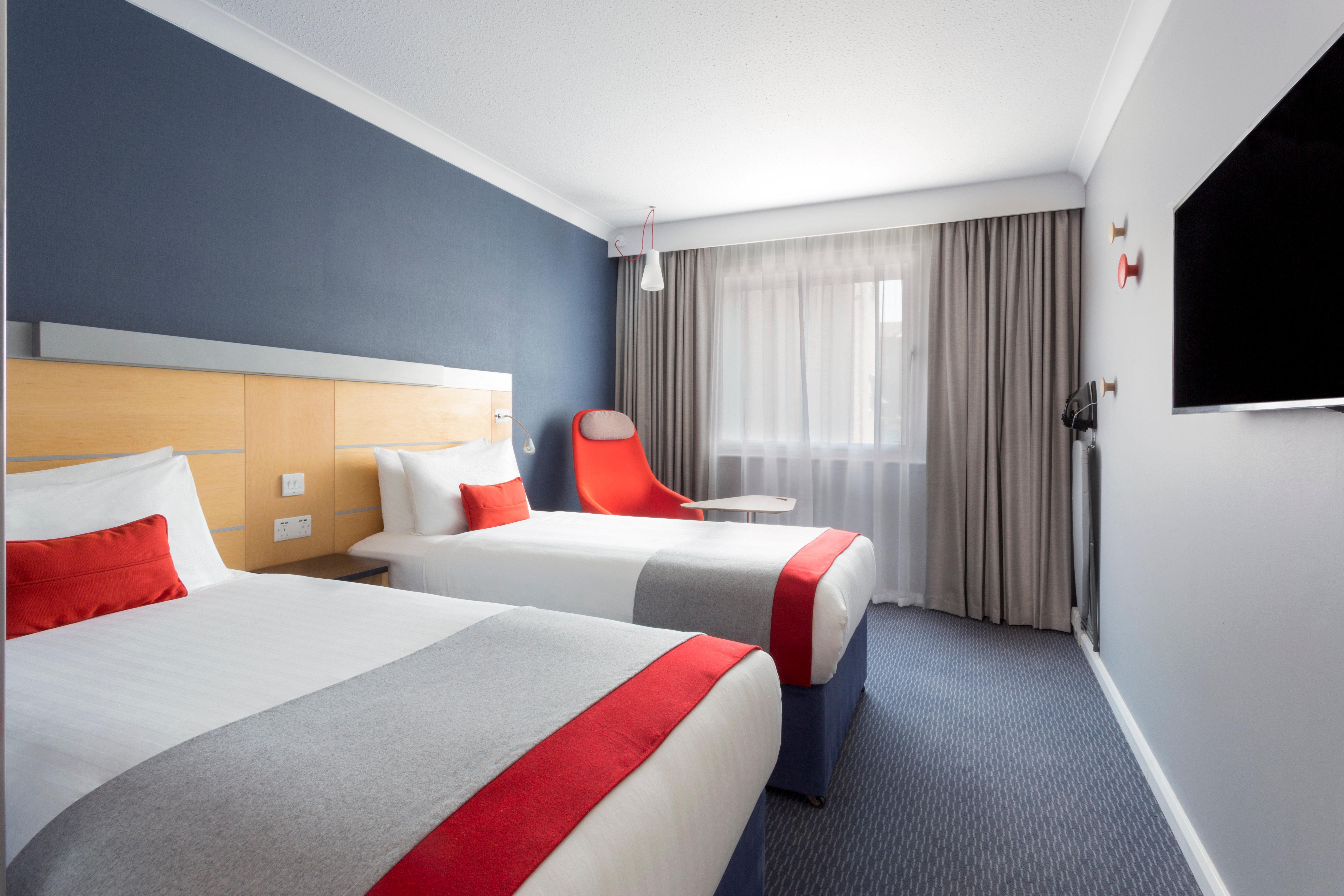 Holiday Inn Express Park Royal By Ihg London Exterior photo