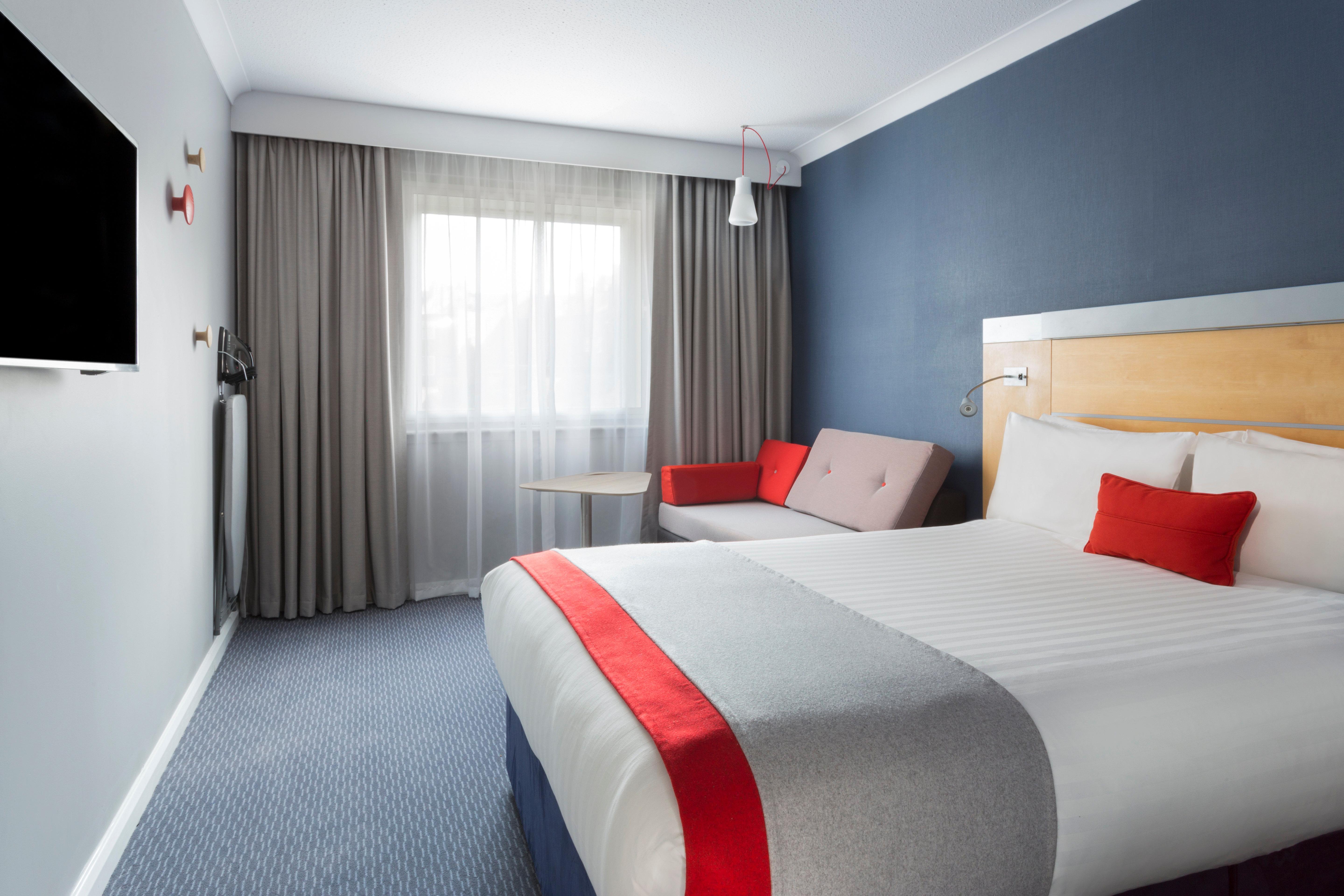 Holiday Inn Express Park Royal By Ihg London Exterior photo