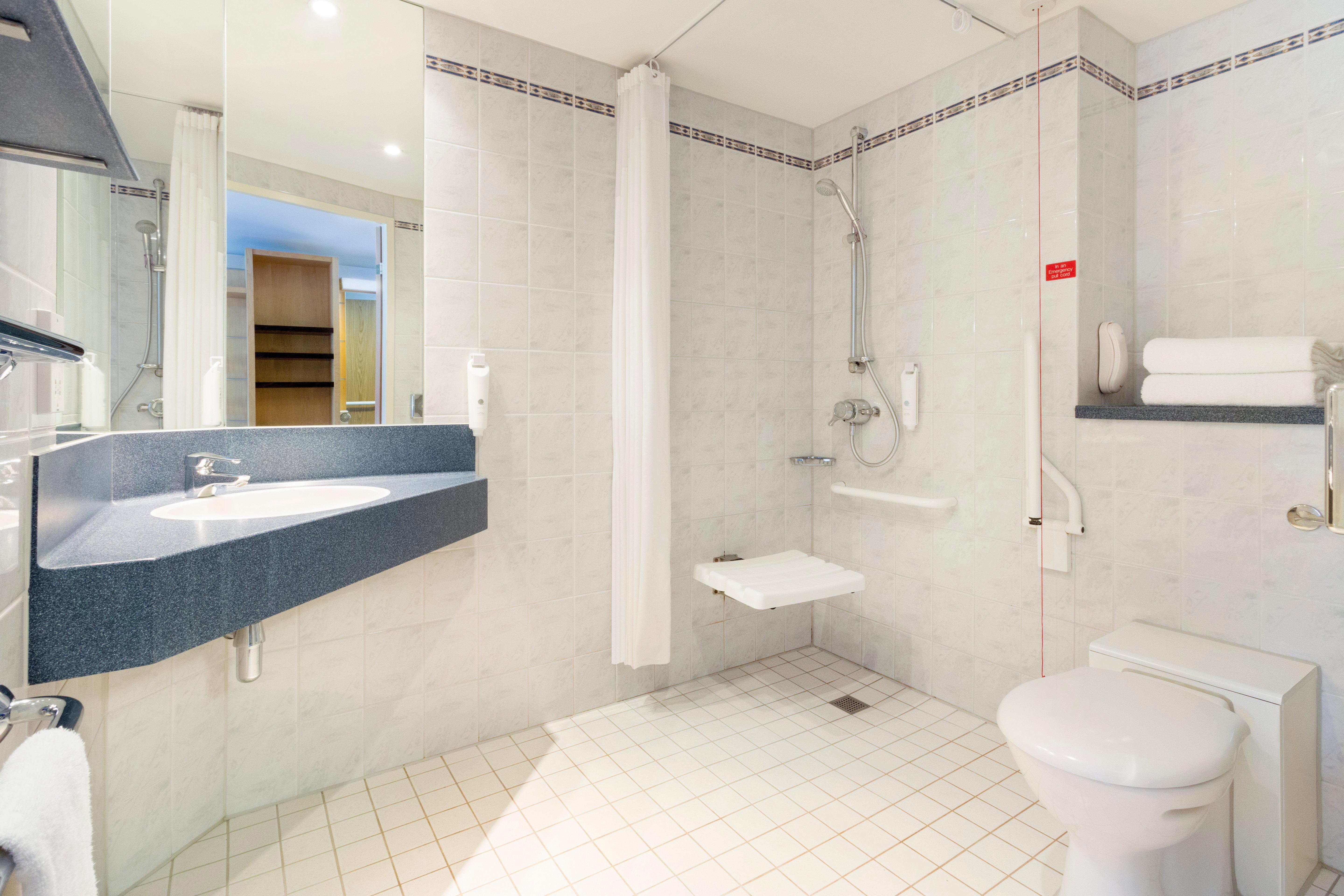 Holiday Inn Express Park Royal By Ihg London Exterior photo