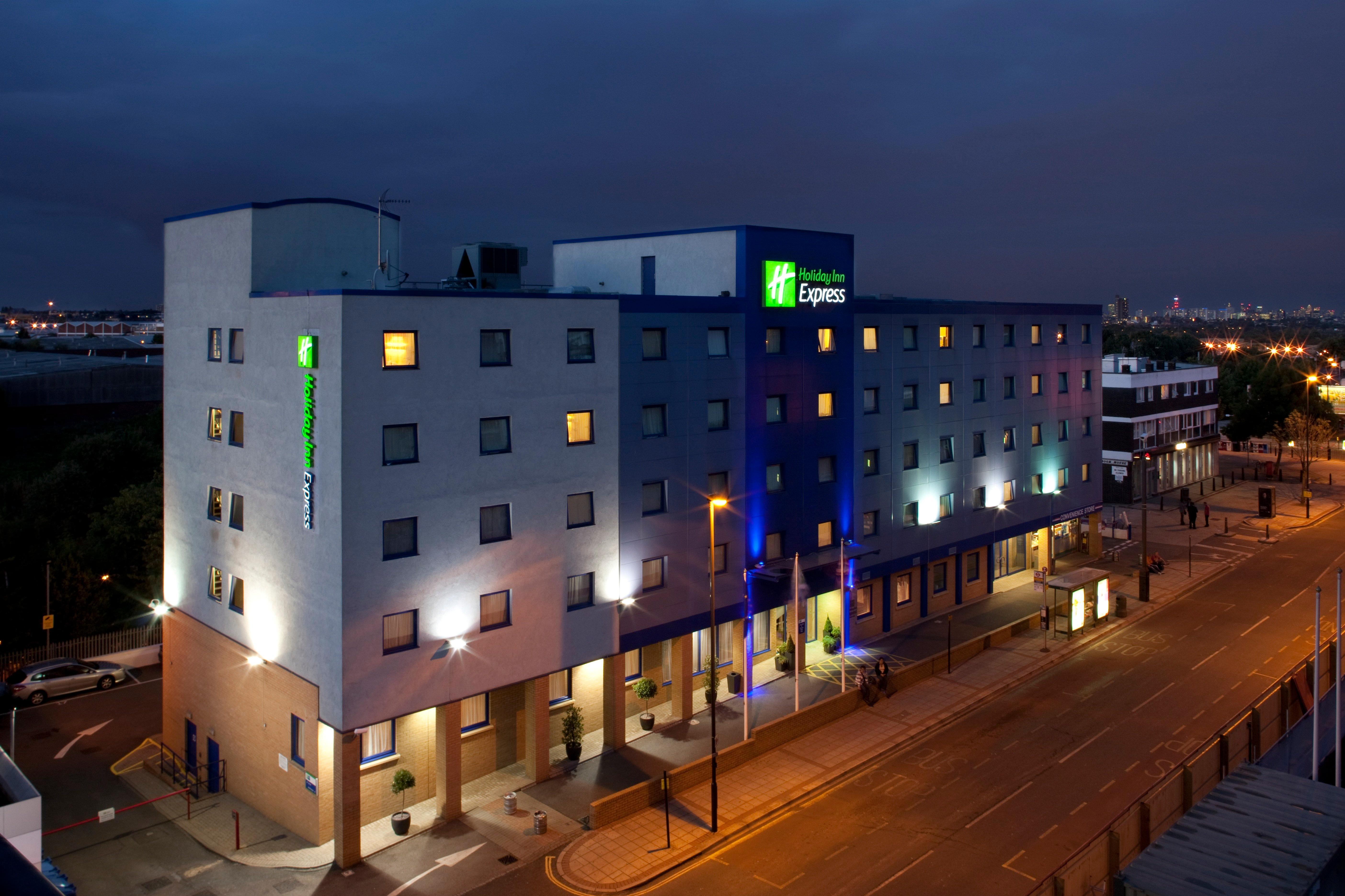 Holiday Inn Express Park Royal By Ihg London Exterior photo