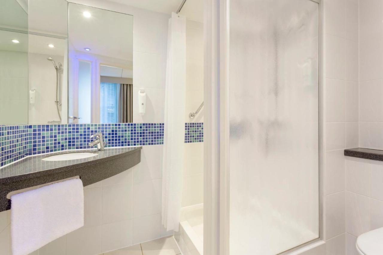 Holiday Inn Express Park Royal By Ihg London Exterior photo