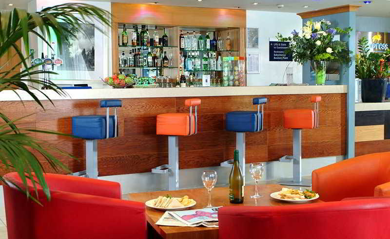 Holiday Inn Express Park Royal By Ihg London Restaurant photo