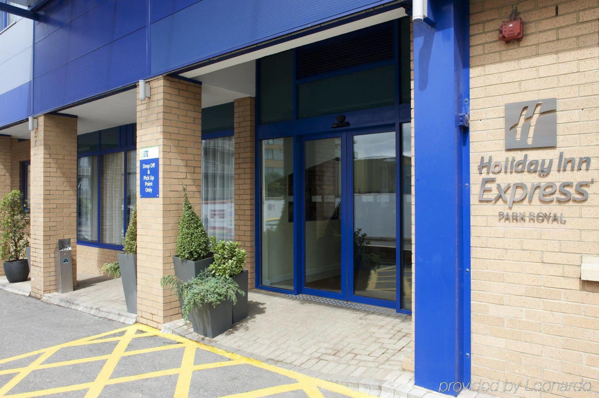 Holiday Inn Express Park Royal By Ihg London Exterior photo