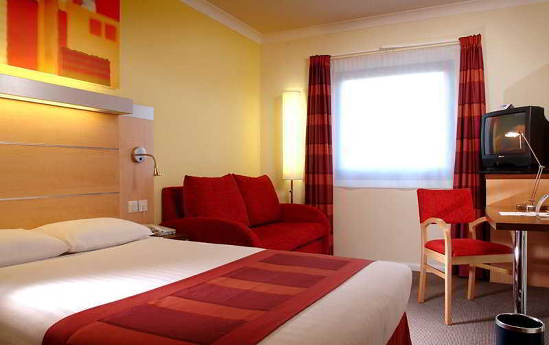 Holiday Inn Express Park Royal By Ihg London Exterior photo