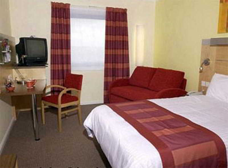 Holiday Inn Express Park Royal By Ihg London Exterior photo
