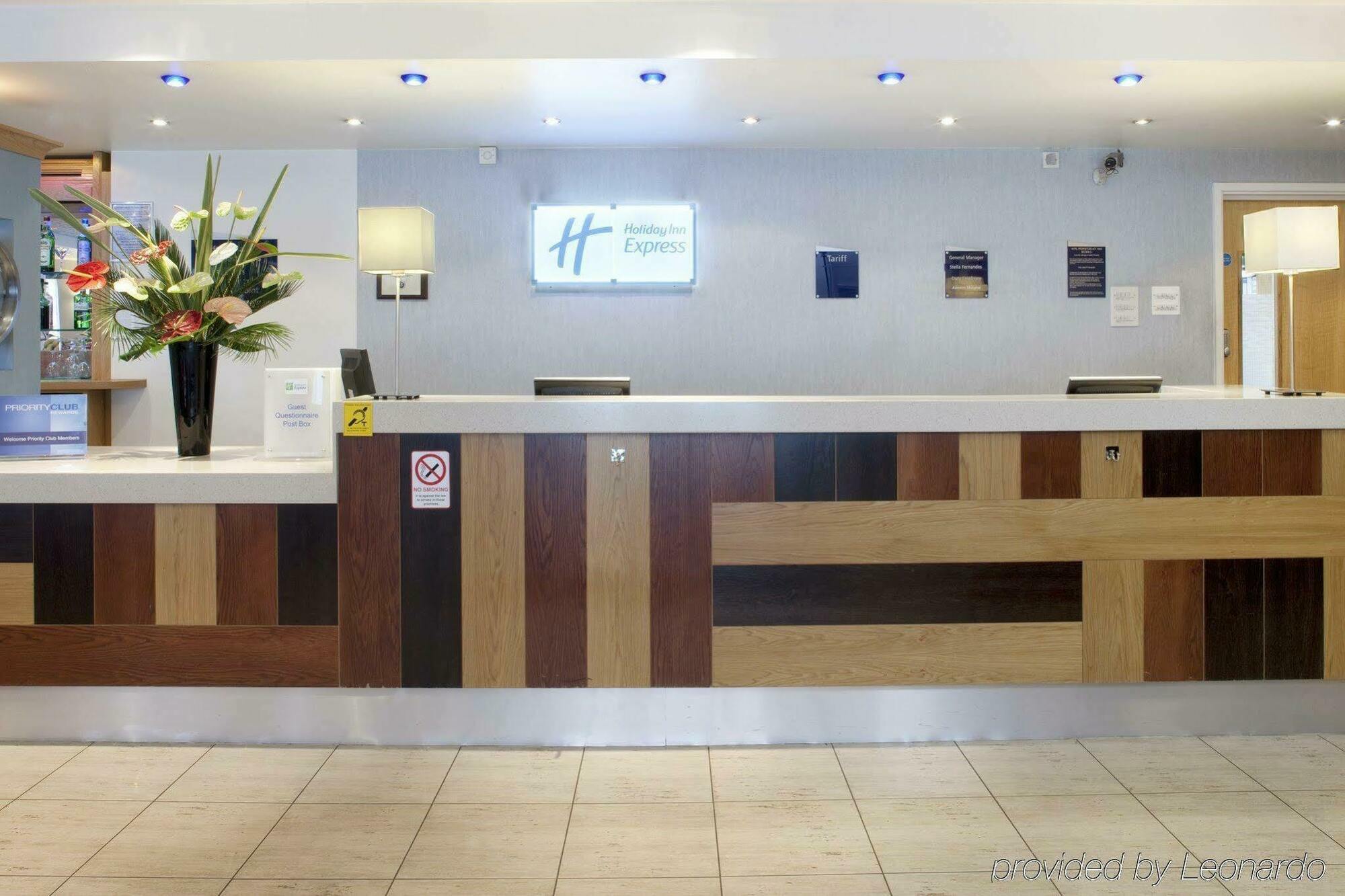 Holiday Inn Express Park Royal By Ihg London Interior photo