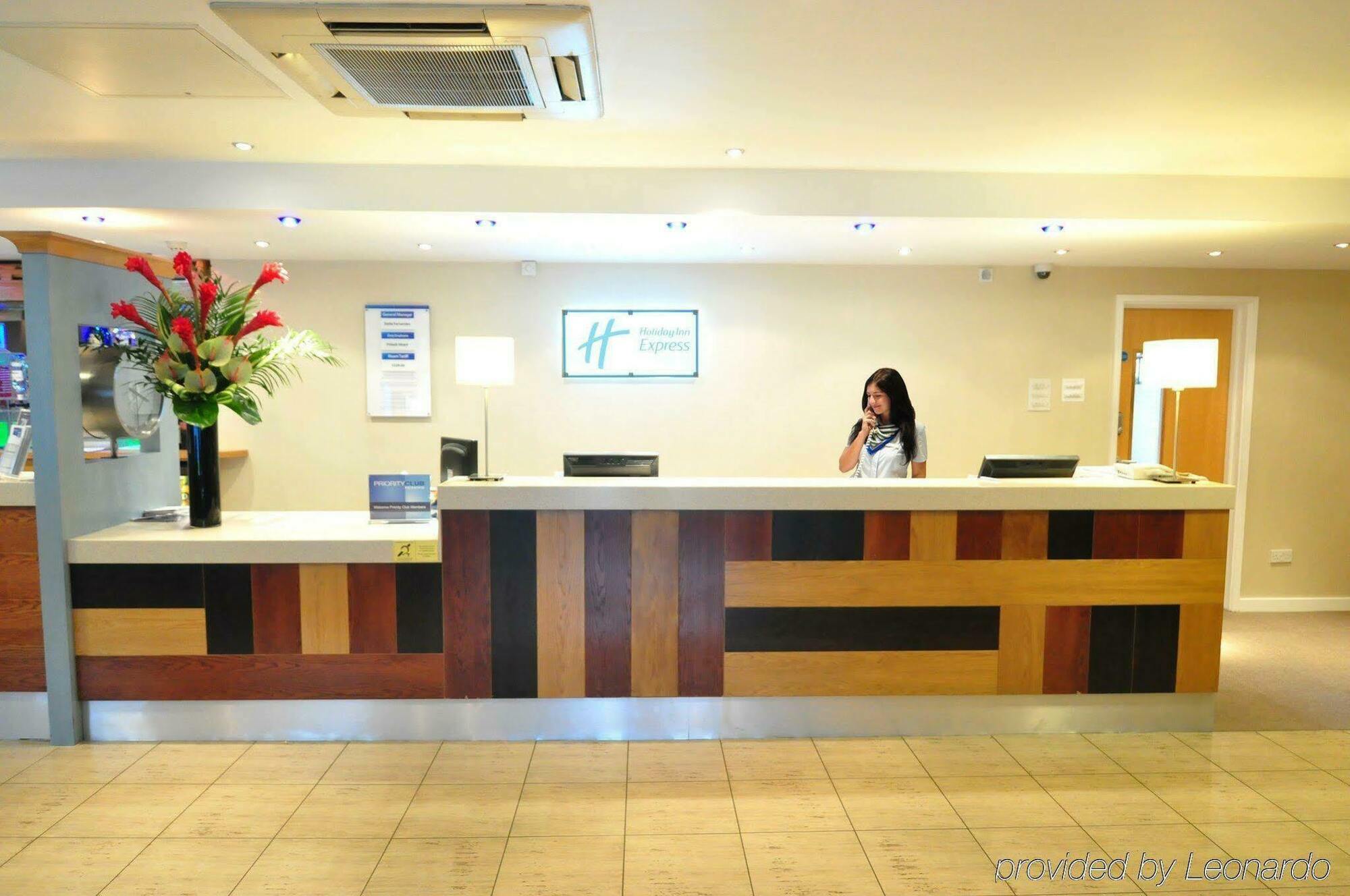 Holiday Inn Express Park Royal By Ihg London Interior photo